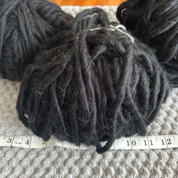 Large Lot Buttercream Super Bulky Black Yarn - Picture 4 of 6